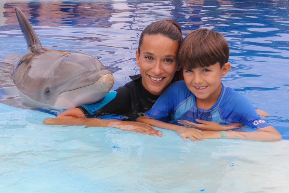 Niño y delfine Marineland Catalunya